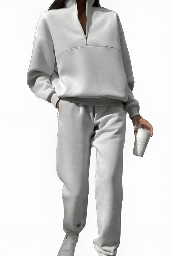 Completo tuta donna grigio, due pezzi. Abbigliamento comodo ed elegante per l'autunno. Moda casual versatile.