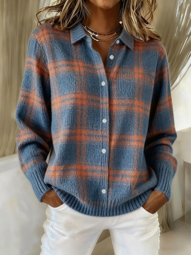 Maglione donna elegante a quadri blu cielo con bottoni, stile casual chic, perfetto per autunno/inverno.