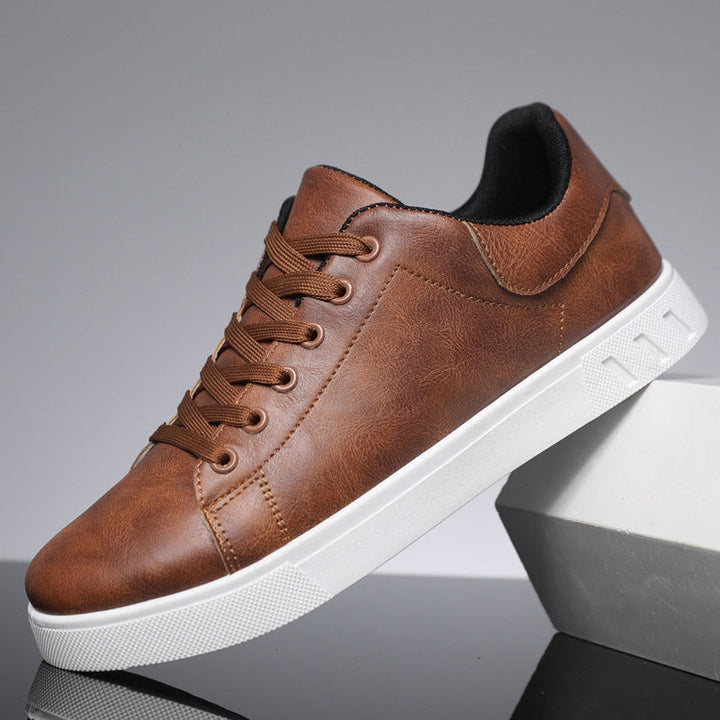 Sneakers vegane uomo marroni, comfort imbottito, ideali per avventure casual quotidiane.