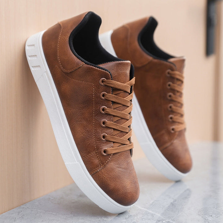 Suola resistente sneakers vegane uomo nere, grip e comfort per un look ecologico e quotidiano.