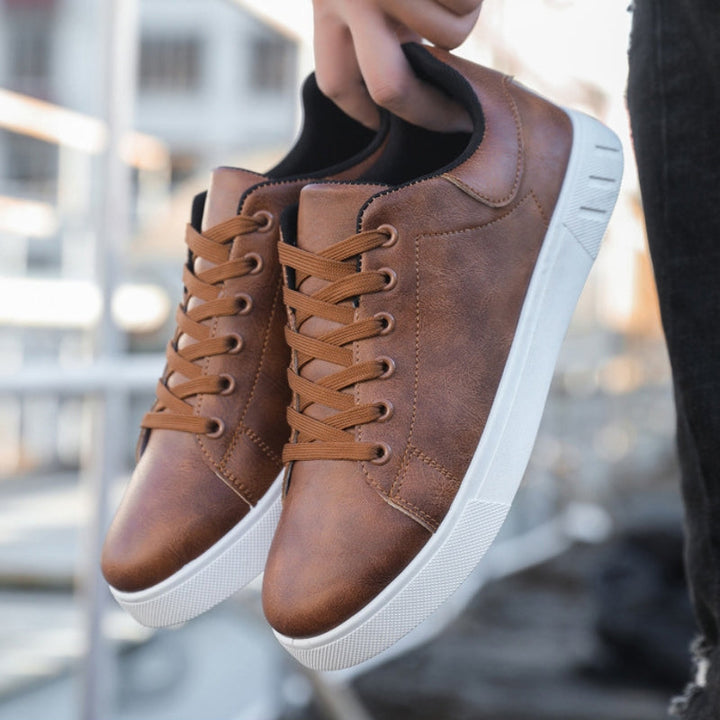 Uomo con sneakers vegane marroni, stile casual sportivo ed elegante per la moda sostenibile.
