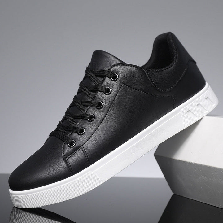 Logo discreto su sneakers vegane uomo, comfort imbottito per il tuo stile quotidiano elegante.