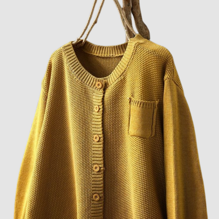 Dettaglio del cardigan donna a coste, maglia morbida e raffinata per un look casual chic.
