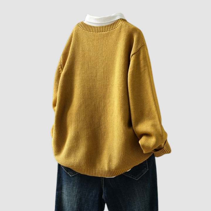 Donna che indossa cardigan a coste, perfetto per outfit da ufficio o stile casual elegante.