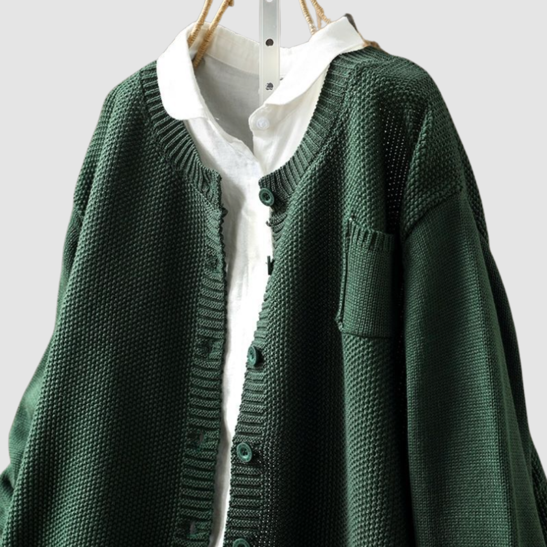 Cardigan donna a coste, morbido e confortevole, ideale per un look chic e pratico tutto il giorno.