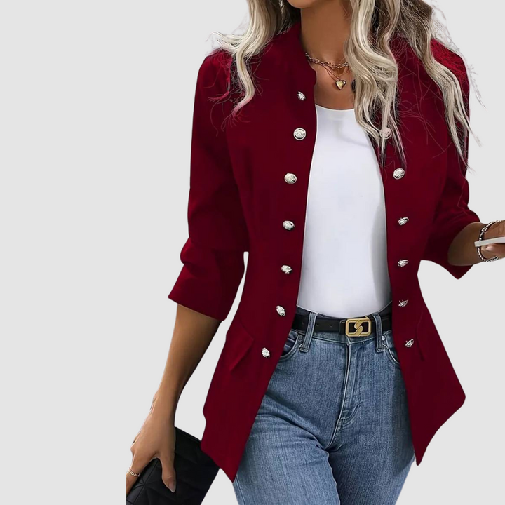 Blazer strutturato donna blu navy su modella, giacca chic moderna per look ufficio elegante.