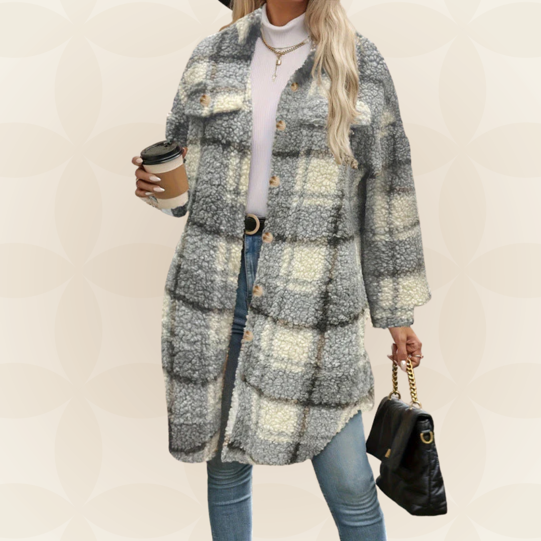 Cappotto donna elegante a quadri per autunno, lungo e chic, con chiusura a bottoni. Moda outerwear casual.