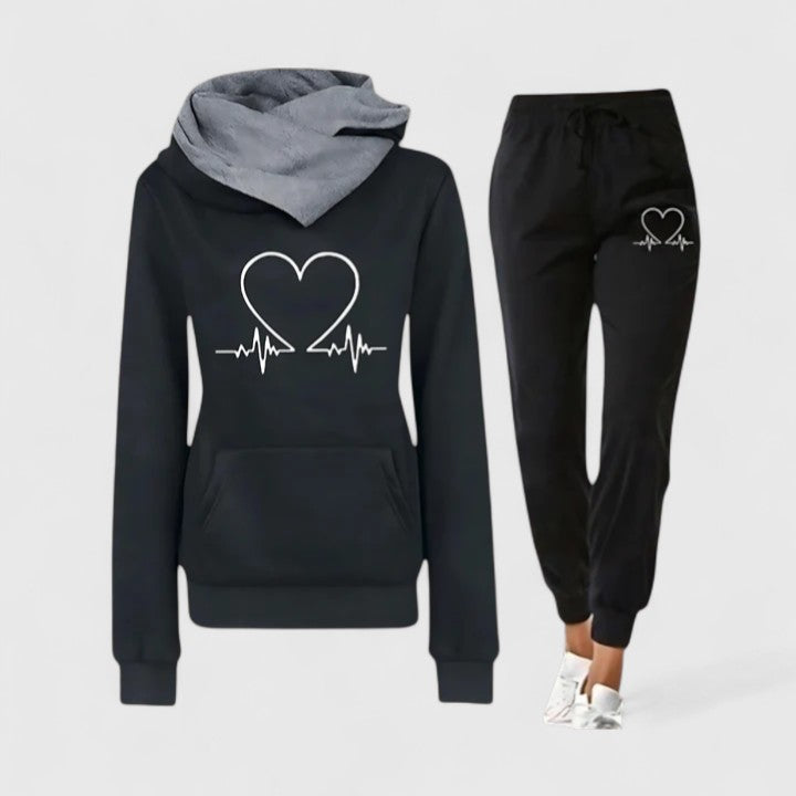 Coordinato donna casual con felpa e pantaloni, con stampa cuore, perfetto per il tempo libero e relax.