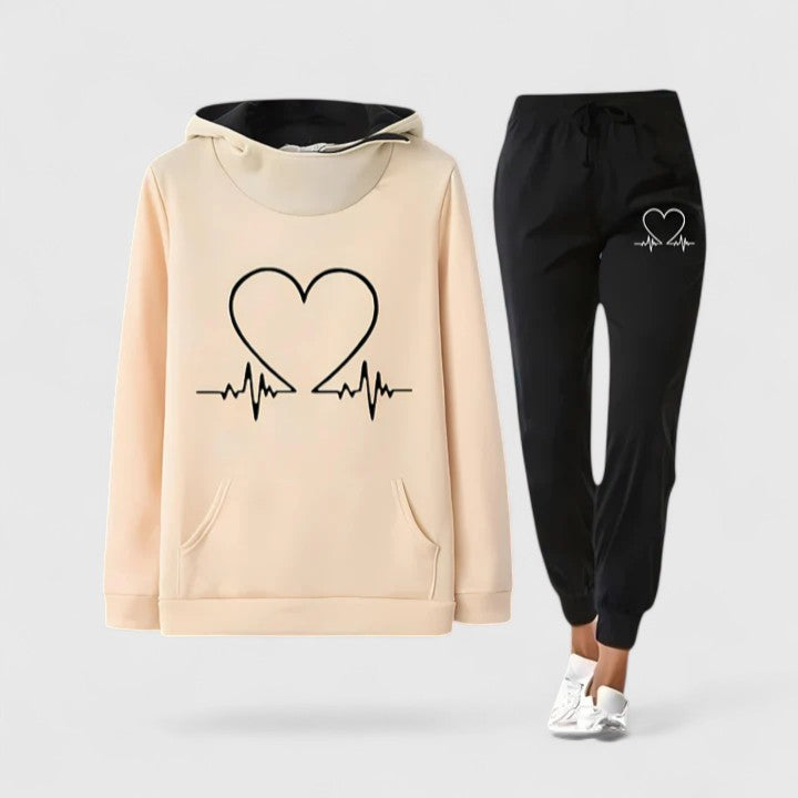 Vestiti donna: completo athleisure con felpa con cappuccio e pantaloni, ideale per comfort e stile quotidiano.