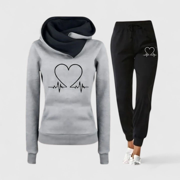 Completo donna con felpa e pantaloni casual, versatile per casa, relax o uscite informali con stile athleisure.