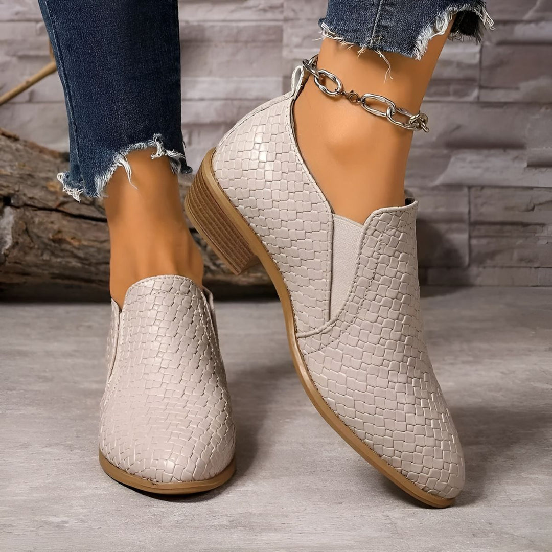 Scarpe Oxford da donna con tacco largo stabile. Design slip-on, perfette per comfort e stile raffinato.