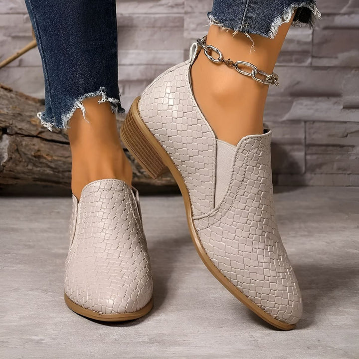 Scarpe Oxford da donna con tacco largo stabile. Design slip-on, perfette per comfort e stile raffinato.