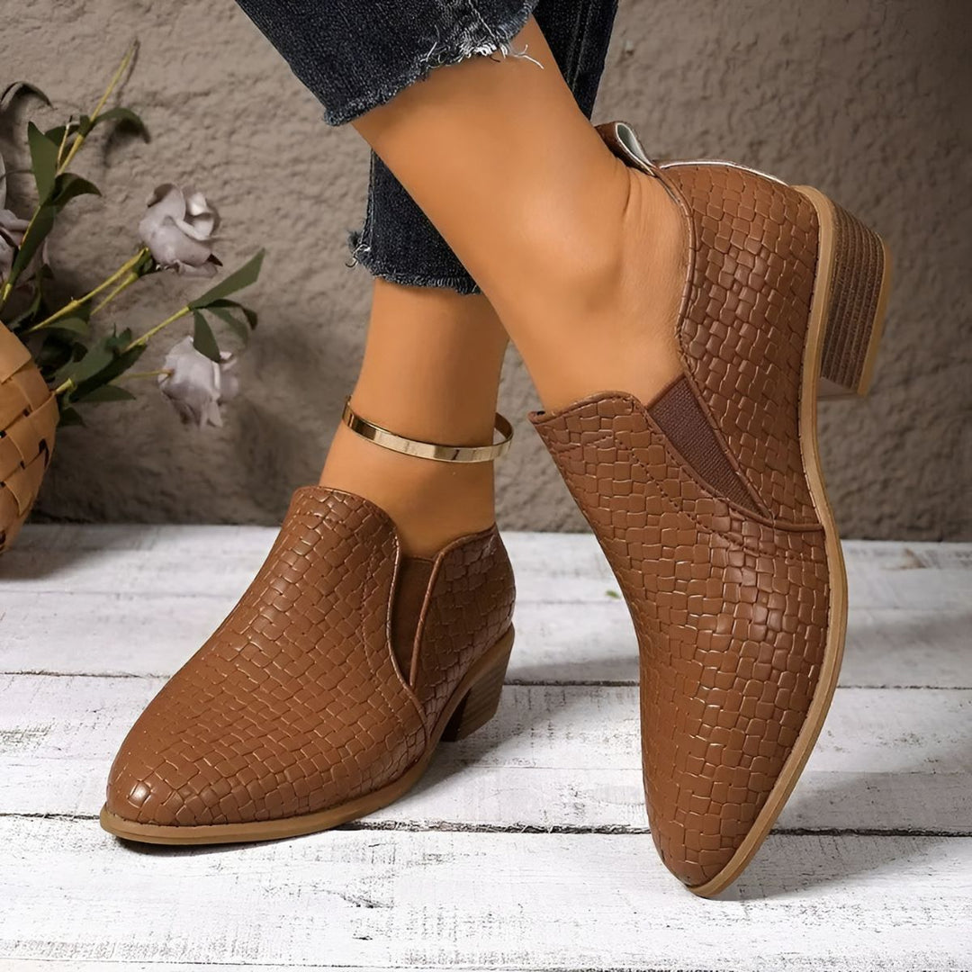 Donna con scarpe Oxford nere tacco largo slip-on. Outfit elegante e comodo, perfetto per l'ufficio.