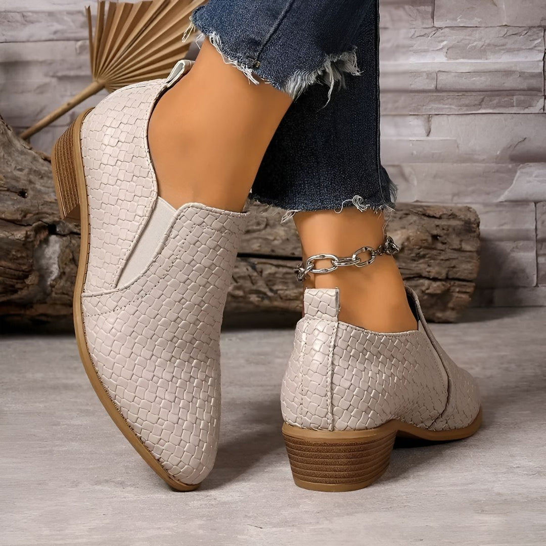 Primo piano scarpe Oxford donna beige, stile slip-on. Tacco largo e punta affusolata. Eleganza moderna.