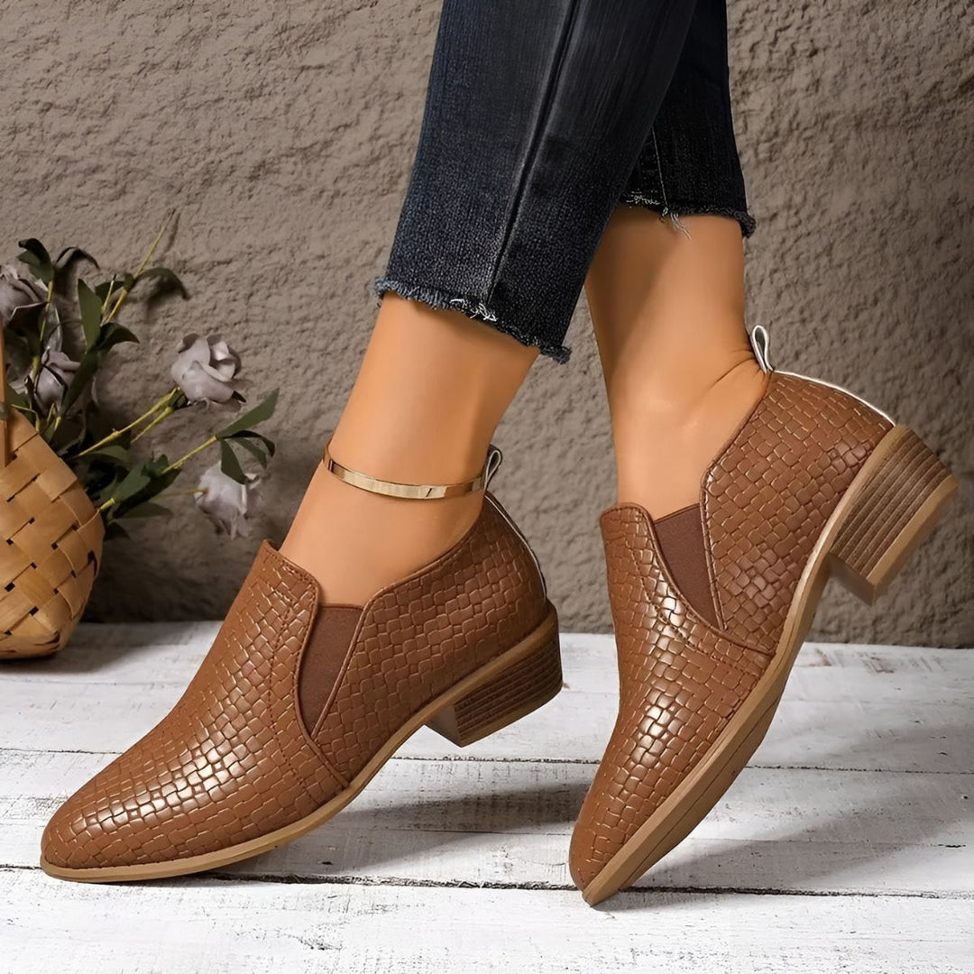 Moda donna: scarpe Oxford marroni tacco largo slip-on. Ideali per look casual chic e comodi.