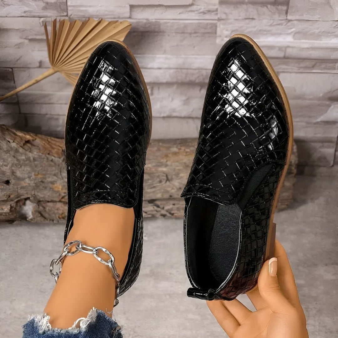 Comode scarpe Oxford da donna slip-on con tacco largo. Perfette per un look elegante e casual quotidiano.