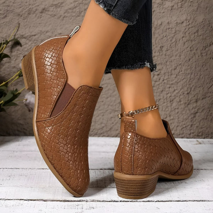 Scarpe Oxford da donna con tacco largo. Design slip-on, un classico elegante per la moda femminile.