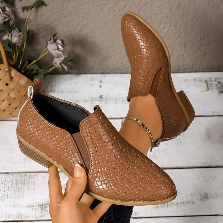 Versatili scarpe Oxford donna tacco largo. Slip-on, perfette per look eleganti, casual e da ufficio.
