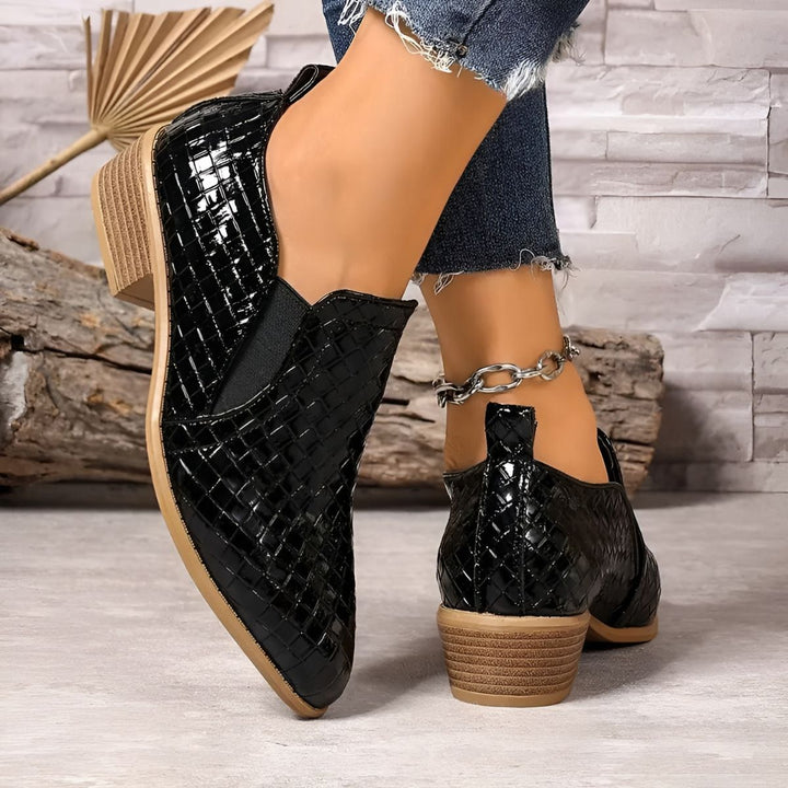 Scarpe Oxford marroni da donna, tacco largo comodo, stile slip-on. Ideali per look casual chic.