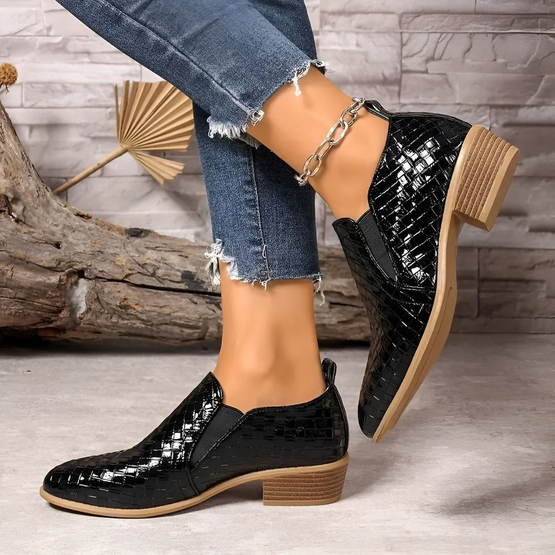 Eleganti scarpe Oxford beige da donna con tacco largo. Design slip-on, perfette per moda ufficio.