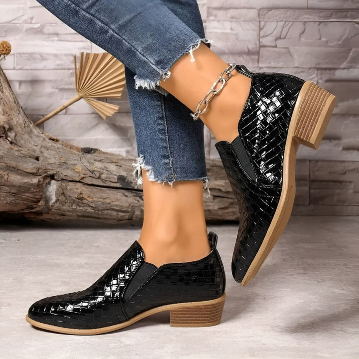 Eleganti scarpe Oxford beige da donna con tacco largo. Design slip-on, perfette per moda ufficio.