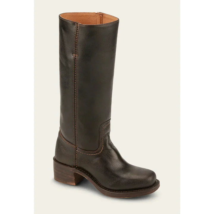 Vista laterale stivali alti neri da donna, stile cowboy. Comfort e tendenza con tacco blocco. Calzature.