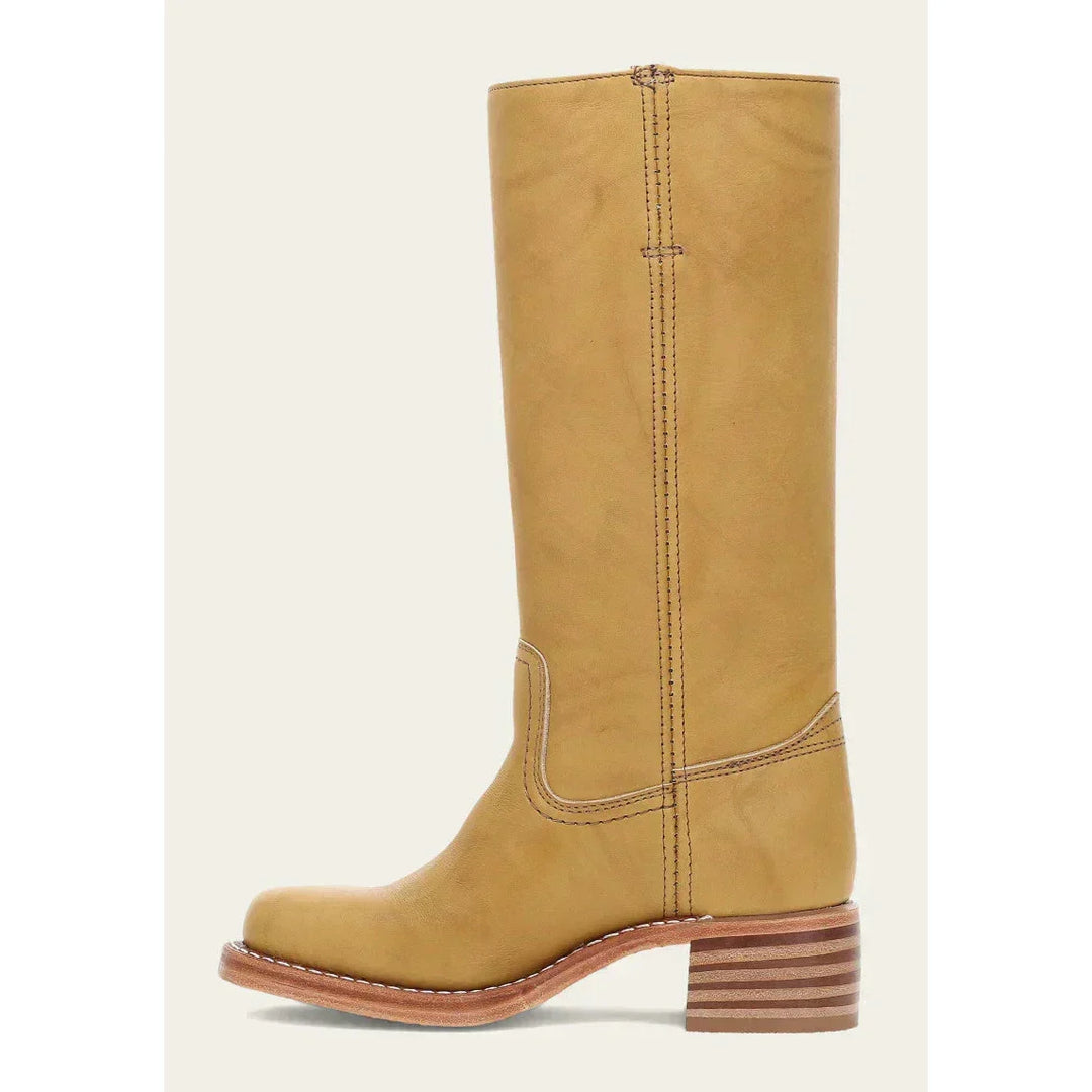 Stivali stile western da donna in pelle marrone, alti al ginocchio. Tendenza moda autunnale con punta quadrata.