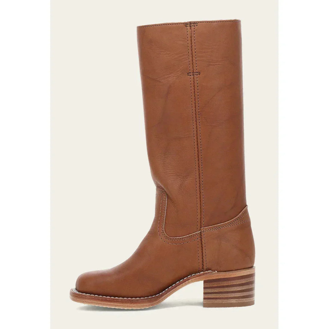 Un paio di stivali cowboy neri da donna, alti, con tacco blocco e punta quadrata, per un look deciso.