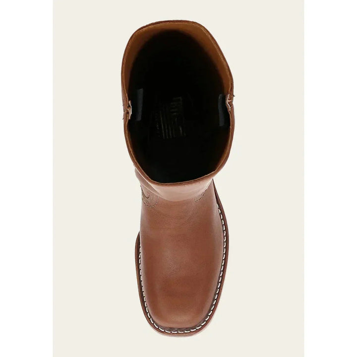 Stivali alti neri da donna stile cowboy. Calzature eleganti con punta quadrata e tacco comodo. Moda donna.
