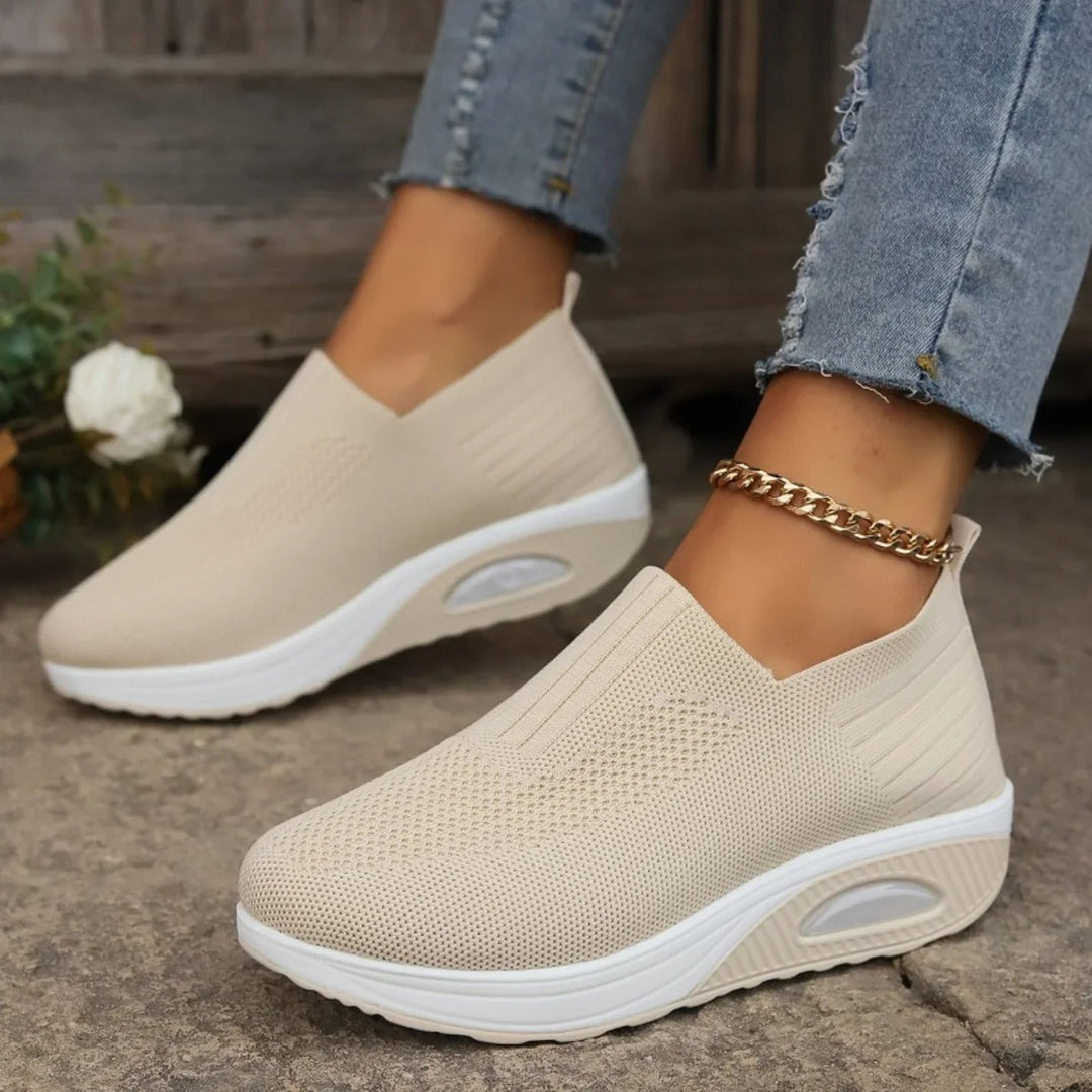 Design elegante per queste sneakers slip-on da donna. Scarpe comode ammortizzate, versatili per ogni outfit casual.