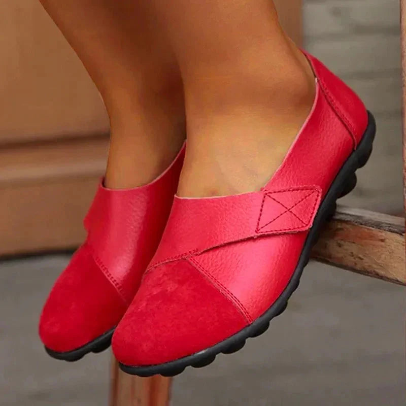 Mocassini donna in vera pelle, senza lacci, con tecnologia di supporto plantare ergonomico.