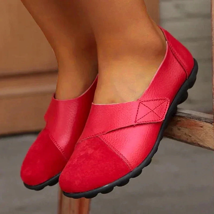 Mocassini donna in vera pelle, senza lacci, con tecnologia di supporto plantare ergonomico.