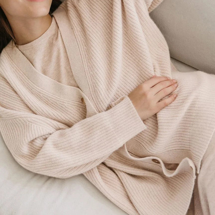 Elegante cardigan oversize per donna, ideale per i look a strati di autunno inverno.