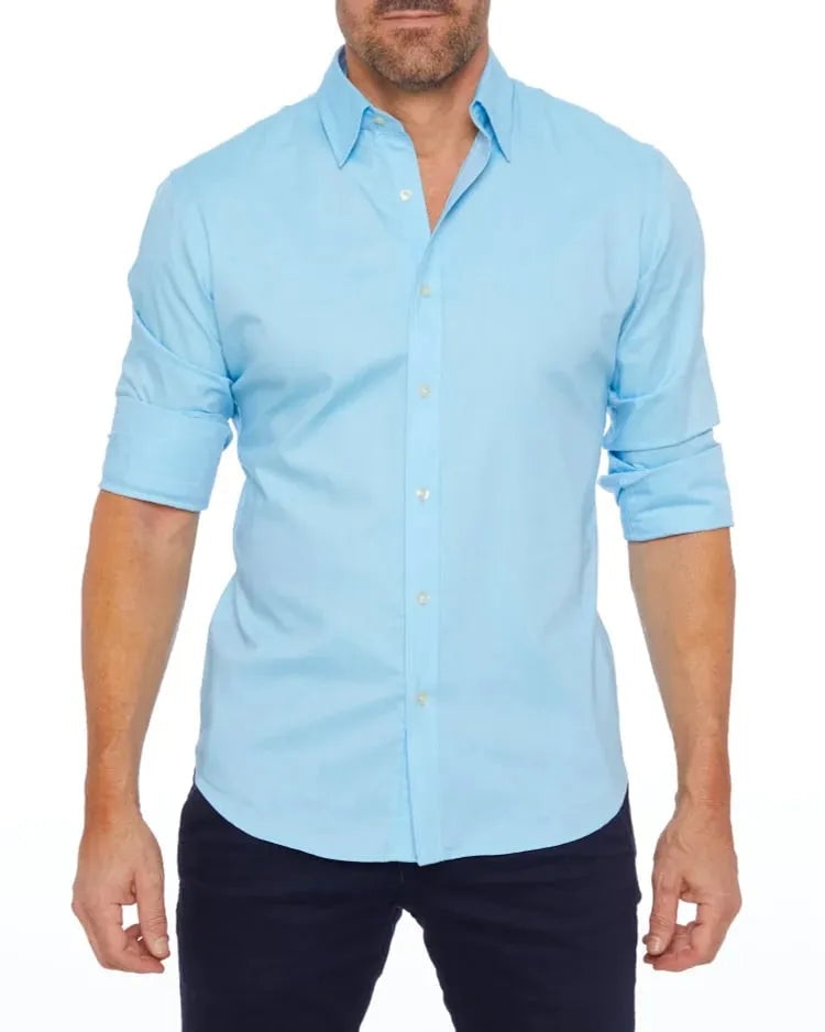 Camicia classica uomo azzurra, maniche lunghe, facile da abbinare per un look elegante o casual.