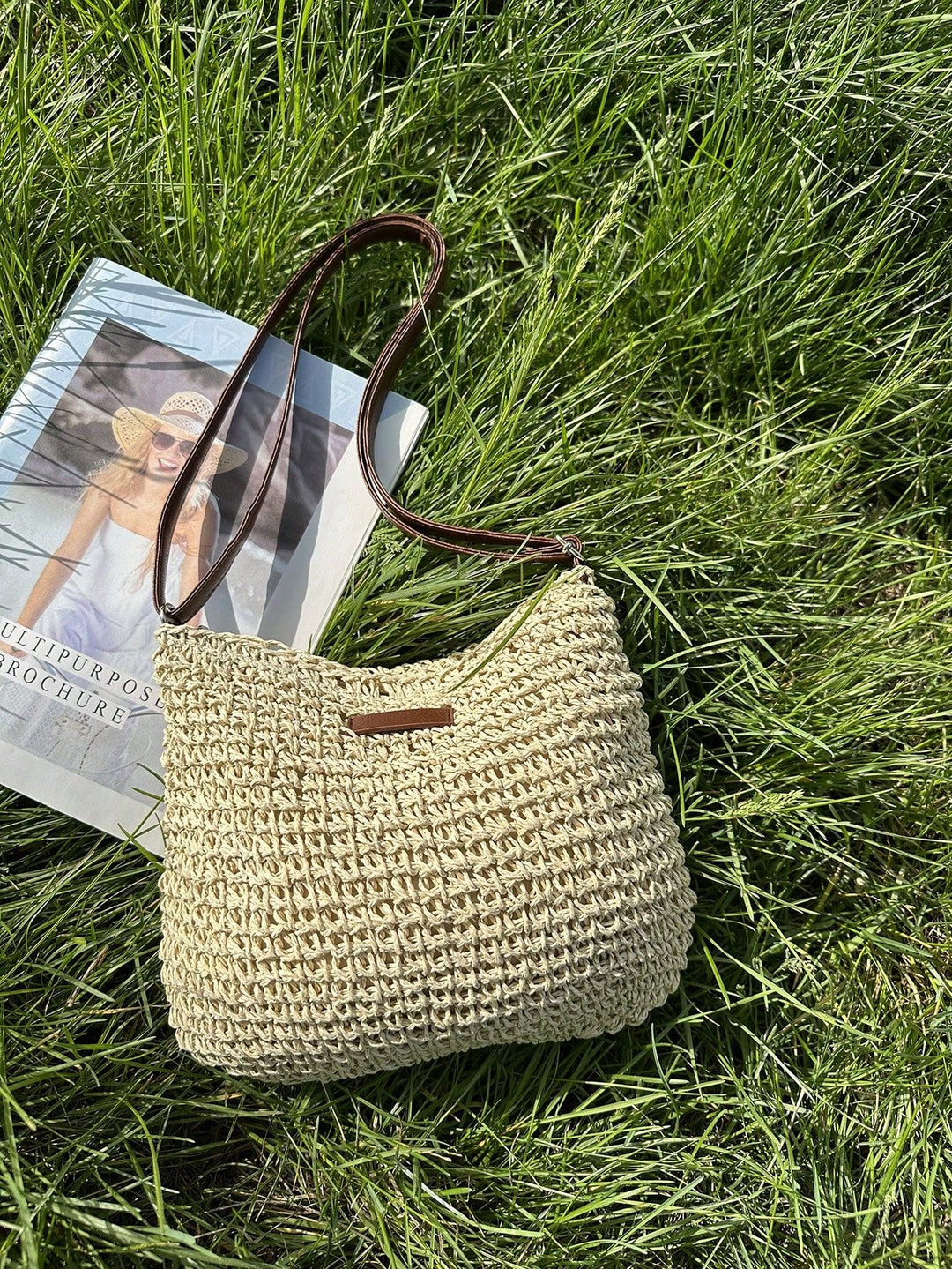 Borsa artigianale in paglia intrecciata per donna, accessorio estivo essenziale per la moda spiaggia.