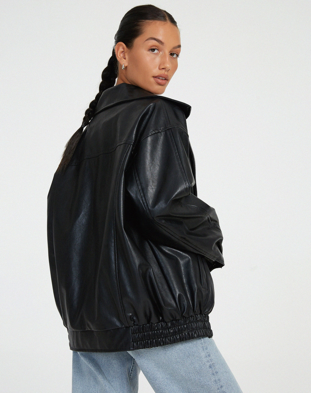 Capospalla femminile oversize con zip, ideale per un look versatile e alla moda autunno/inverno.