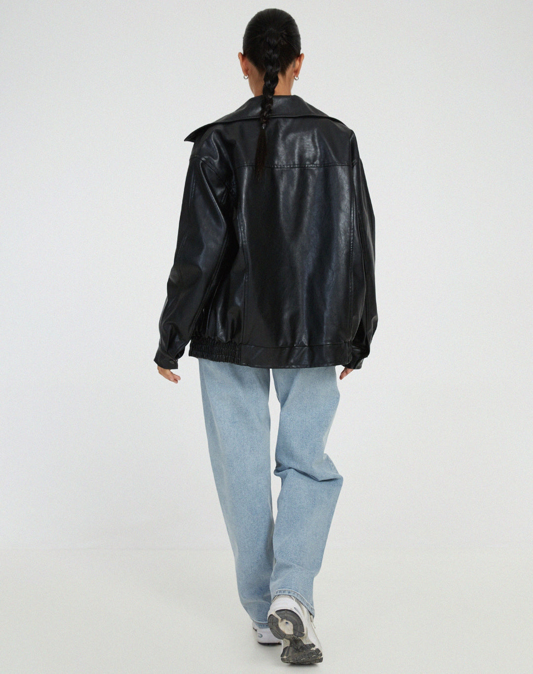 Moderna giacca donna oversize con cerniera, aggiunge un tocco di stile audace al tuo outfit.