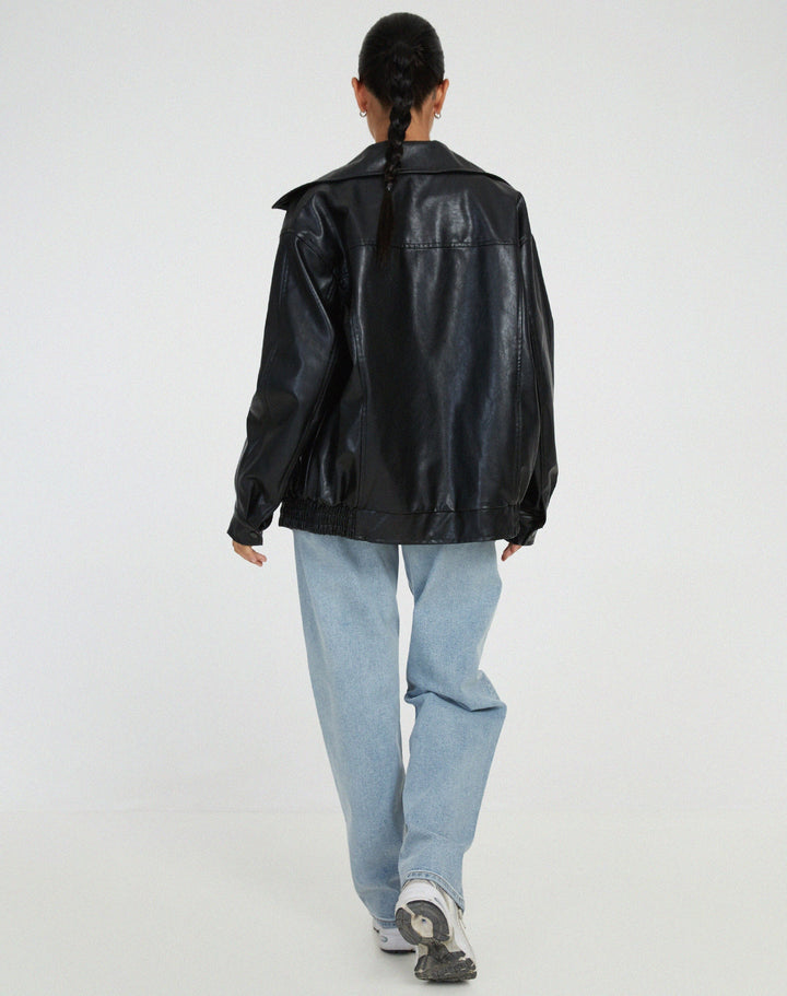 Moderna giacca donna oversize con cerniera, aggiunge un tocco di stile audace al tuo outfit.