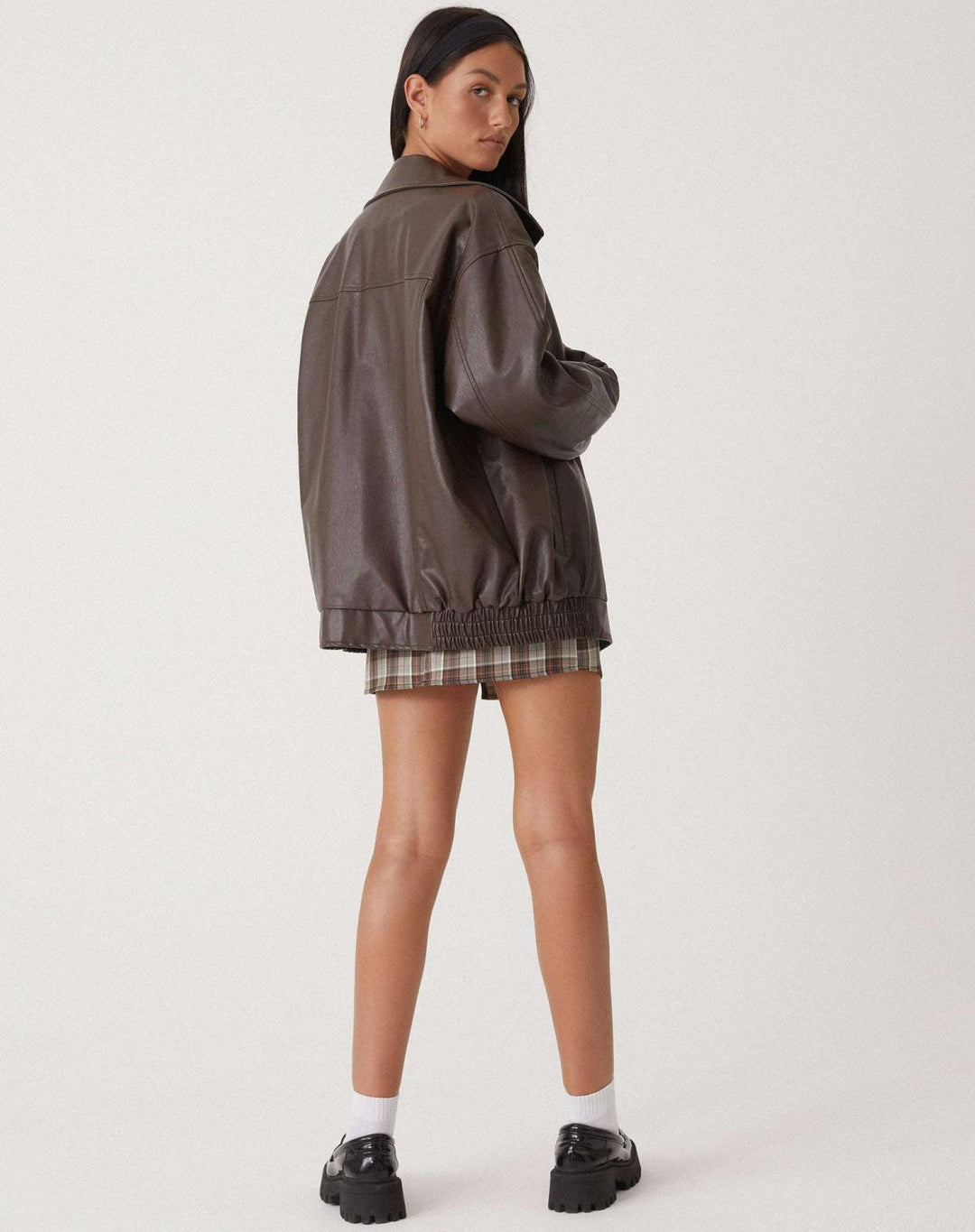 Giacca donna casual chic, oversize con zip. Indispensabile per creare outfit audaci e contemporanei.