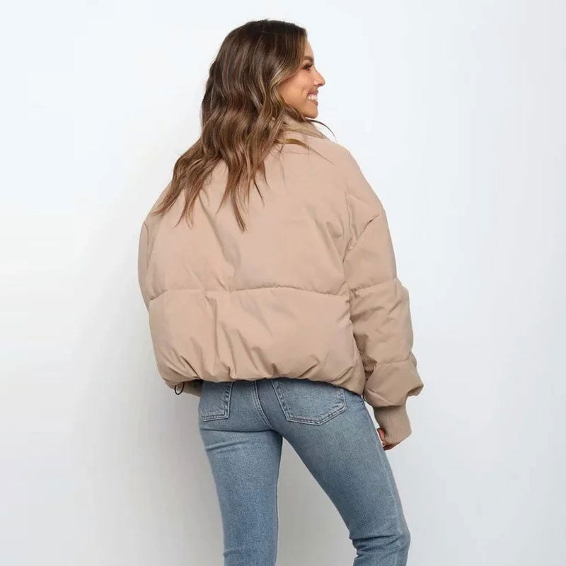 Giacca invernale da donna, modello puffer oversize khaki. Capospalla calda per un comfort rilassato e alla moda.