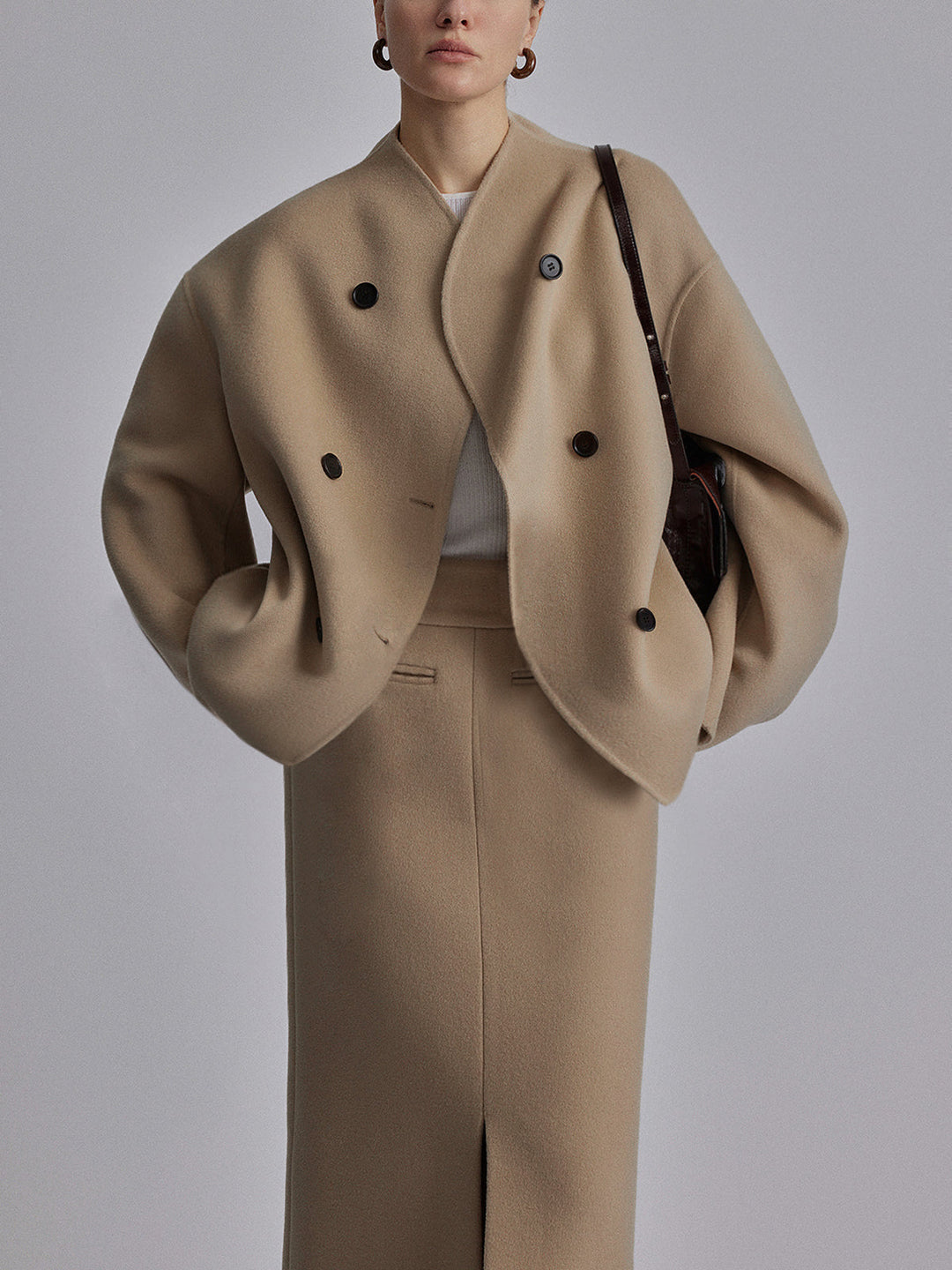 Giacca oversize donna con maniche lunghe e bottoni. Un capo casual chic, ideale per la moda autunno-primavera.