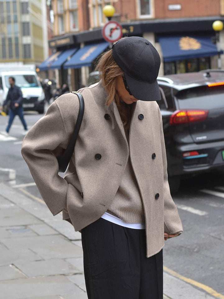 Moderna giacca oversize donna con bottoni. Stile versatile, maniche lunghe, capospalla perfetto per autunno.