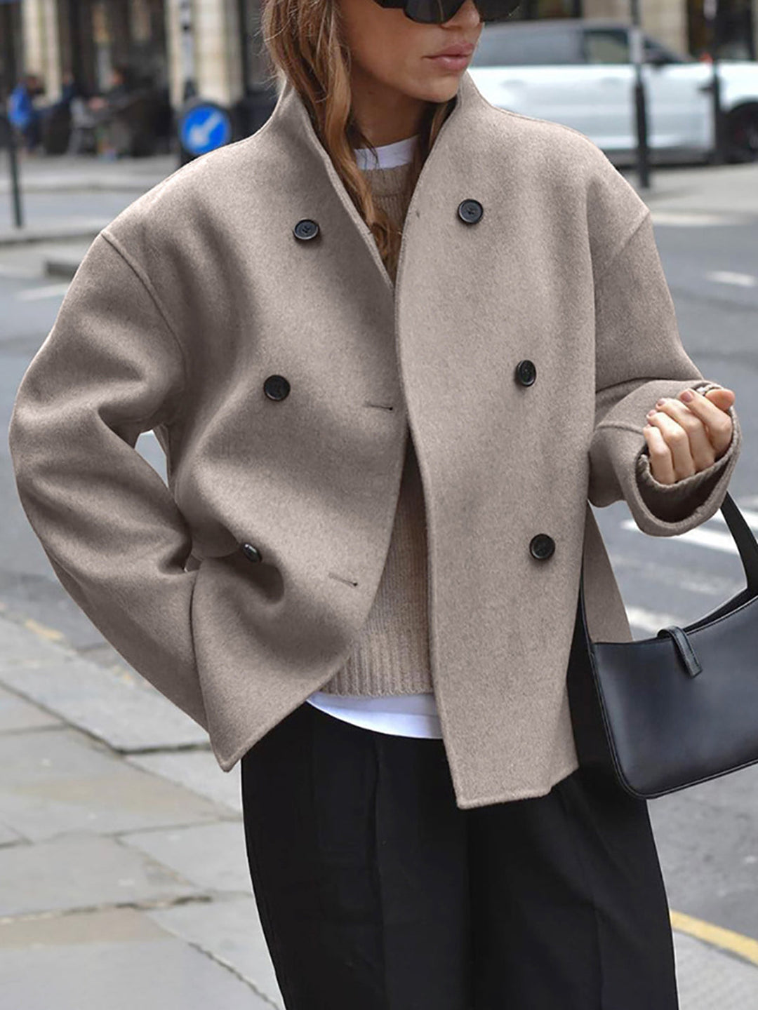 Giacca oversize da donna, maniche lunghe e bottoni. Il capospalla autunnale versatile per un look sportivo elegante.