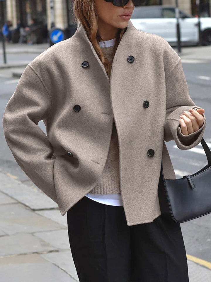 Giacca oversize da donna, maniche lunghe e bottoni. Il capospalla autunnale versatile per un look sportivo elegante.