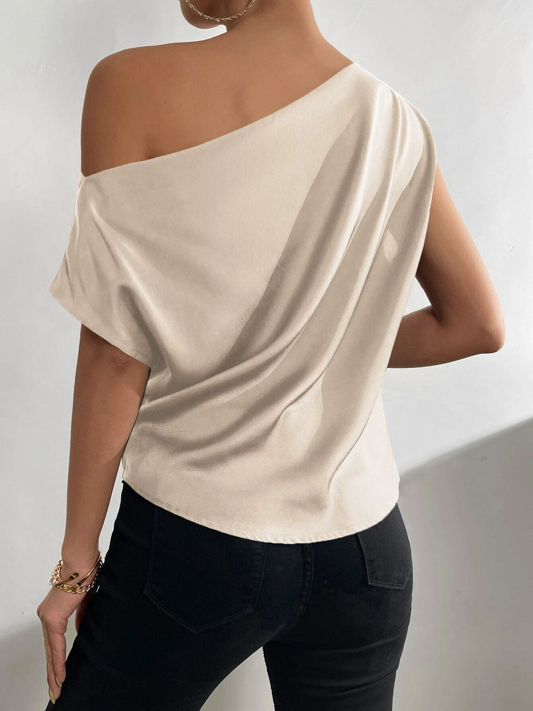 Modello top donna monospalla asimmetrico, versatile per un abbigliamento elegante o casual chic.