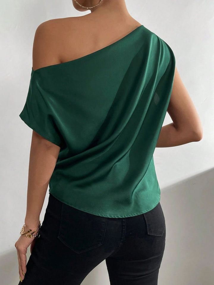 Trendy top donna monospalla asimmetrico, ideale per un look elegante e contemporaneo primavera estate.