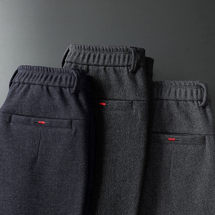 Pantaloni moda maschile slim fit neri, eleganti e comodi per un look contemporaneo e di tendenza.