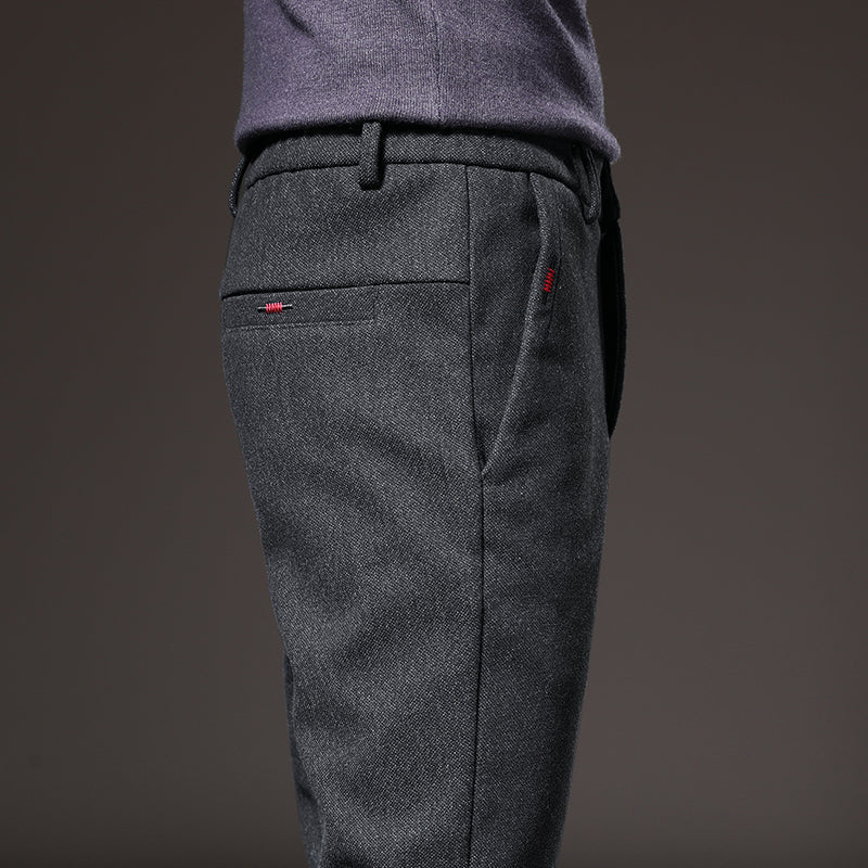 Pantaloni slim fit uomo tutto l'anno, un capo essenziale elegante, pratico e versatile per ogni outfit.
