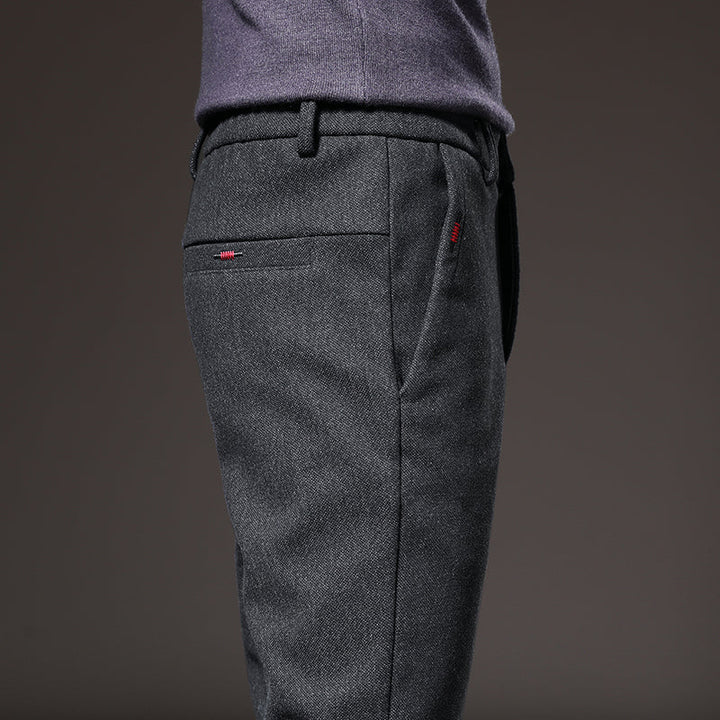 Pantaloni slim fit uomo tutto l'anno, un capo essenziale elegante, pratico e versatile per ogni outfit.