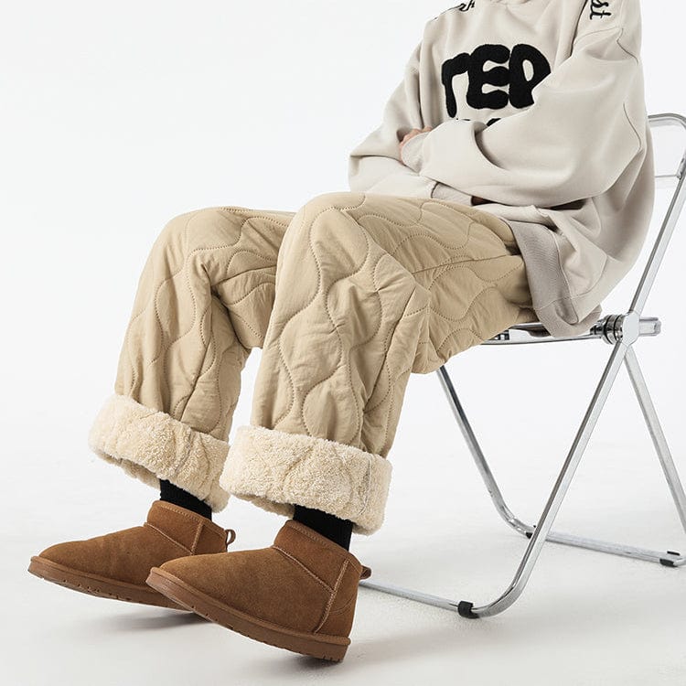 Pantaloni uomo invernali trapuntati, design ampio per comfort e libertà di movimento.